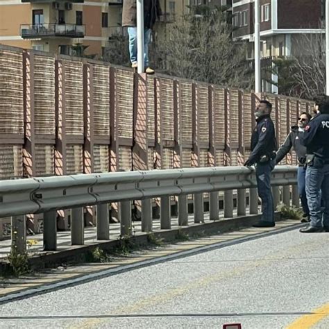 Catanzaro Minaccia Di Volare Gi Dal Ponte Morandi Salvato Dalla Polizia