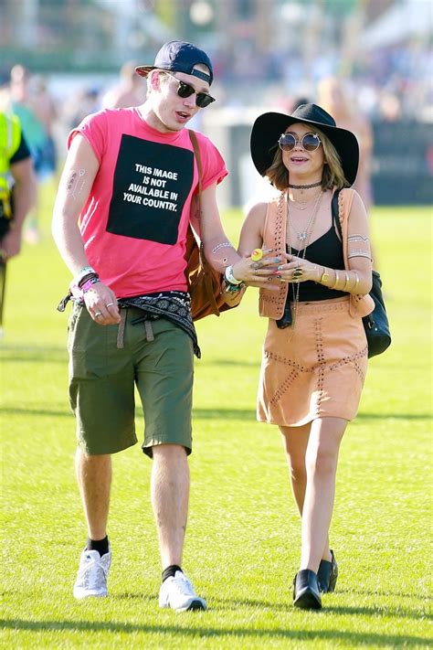 Sarah Hyland Cleavy And Leggy In Black Top And Leather Mini Skirt At Coachella V Porn Pictures