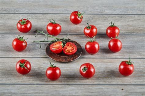 Tas De Tomates Fra Ches Juteuses Et De Tranches De Tomate Sur Table En