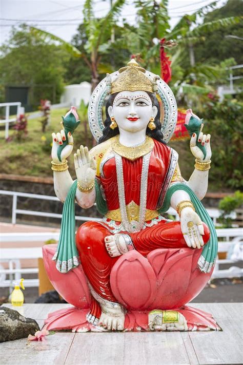 Standbeeld Van De Godin Hindu Saraswati In Het Heilige Meer Van Grand