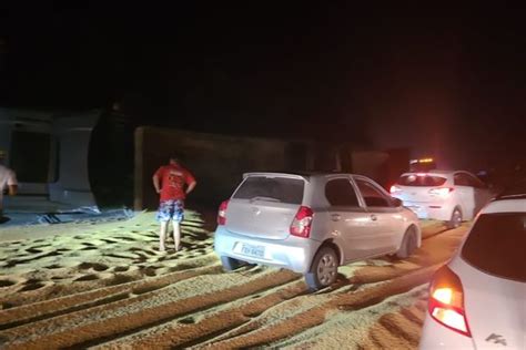 Caminh O De Areia Tomba Na Fern O Dias Km E Interdita Rodovia V Deo