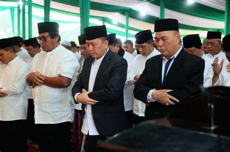 Pj Gubernur Agus Fatoni Dan Keluarga Salat Ied Berjamaah Bersama