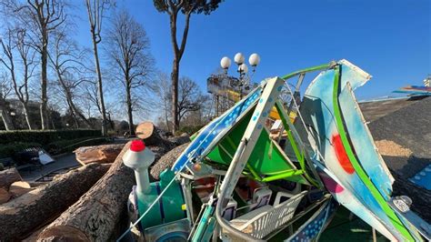 Firenze Grosso Albero Cade Sulla Giostra Nel Parco Delle Cascine