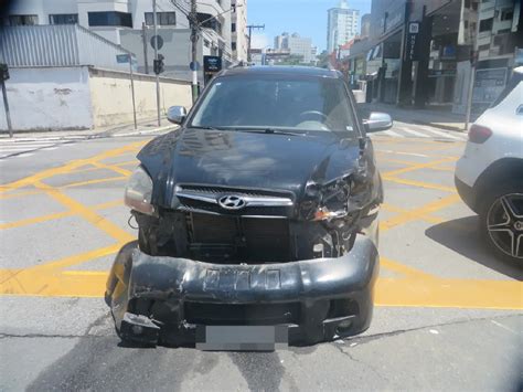 Colis O Entre Dois Carros Registrada No Centro De Brusque