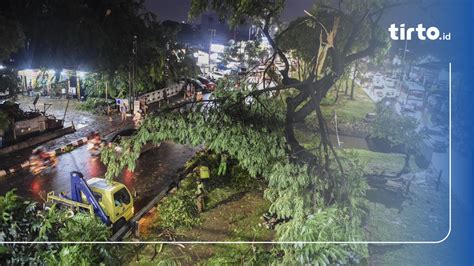 Hujan Angin Di Jakarta Sebabkan Banjir Dan 33 Pohon Tumbang