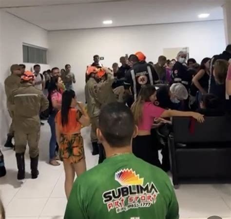 Teto de sala de aula de faculdade desaba após chuva fortes ventos e