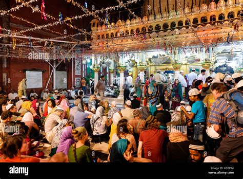 Nizamuddin Dargah Delhi Hi Res Stock Photography And Images Alamy