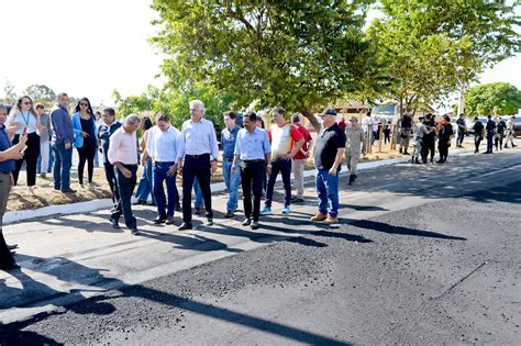 Em Cristalina Caiado vistoria obras de reconstrução de ruas e avenidas