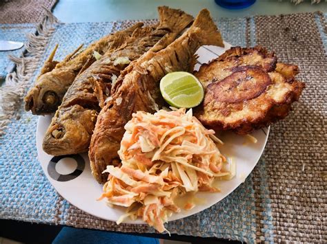 Pescado Frito Con Tostones Y Ensalada Sabor Caribe O Comedera