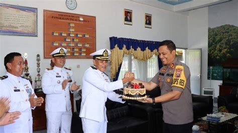 Rayakan Hut Ke Tni Al Kapolres Tapteng Beri Kejutan Kue Ultah Ke