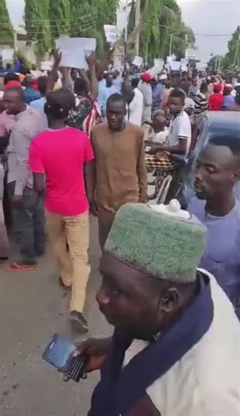 Ọsahẹnọma On Twitter Rt Redcapblondie Watch Protesters Storm Inec