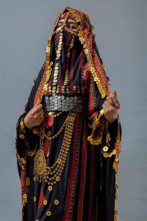 Traditional Clothing from the world : Saudi woman, Saudi Arabia, by ...