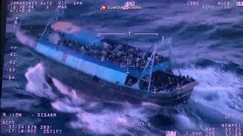 Ancora Sbarchi Senza Sosta A Lampedusa In Corso Anche Il Salvataggio