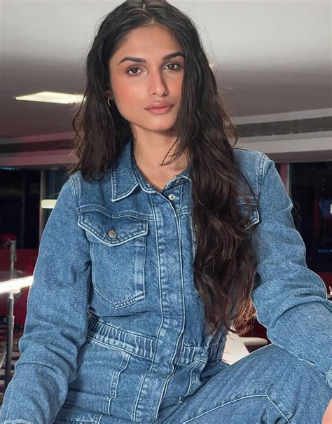 Kashish Kapoor : r/BeautifulIndianWomen