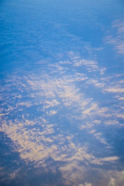 El Volar Sobre Las Nubes Foto De Archivo Imagen De Vuelo 68150126