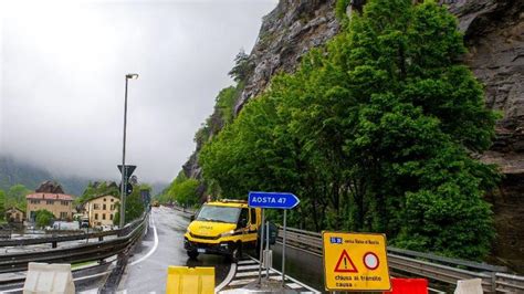 La Statale Chiusa A Verr S Per Caduta Massi La Stampa