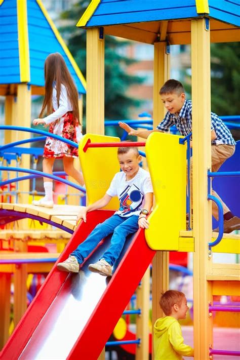 Enfants Enthousiastes Heureux Ayant Lamusement Ensemble Sur Le Terrain