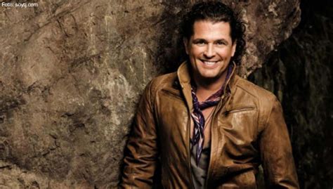 Carlos Vives interpretando tema del mundial Poblanerías en línea