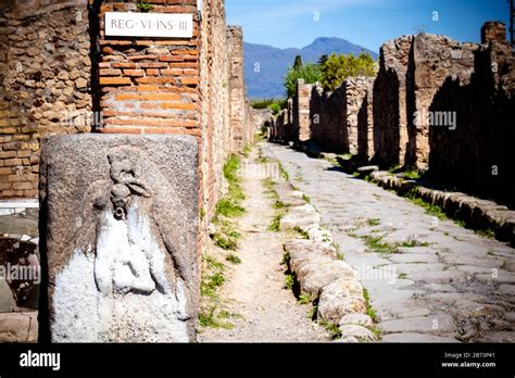 Street Of Pompeii Excavations After Vesuvius Eruption Stock Photo Alamy