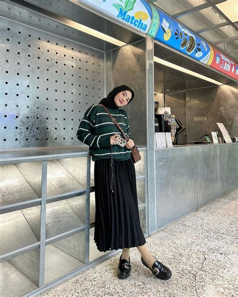 Ide Styling Knitwear Ala Intan Ghazella Cocok Saat Hujan