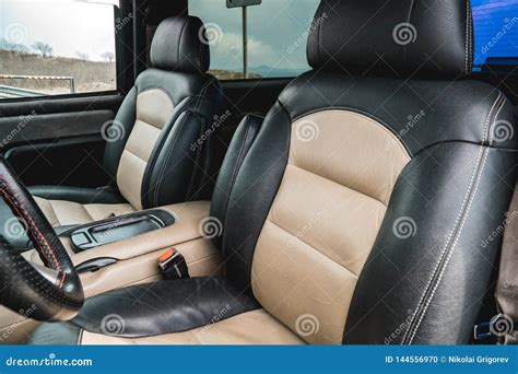 La Foto De Nuevos Asientos Delanteros En El Coche Foto De Archivo