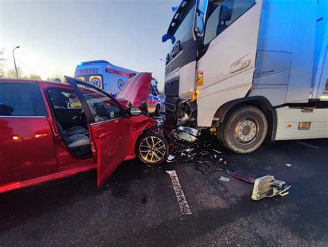 Zderzenie toyoty z ciężarówką na wjeździe do Lublina Dwie osoby ranne