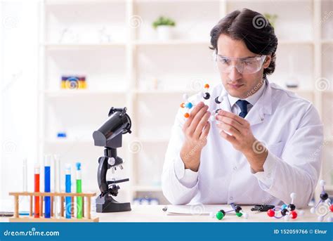 Cientista Masculino Novo Que Trabalha No Laborat Rio Foto De Stock