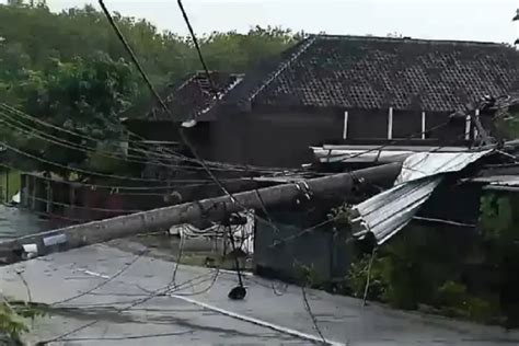 Angin Puting Beliung Menerjang Gondangrejo Karanganyar Merusak Rumah