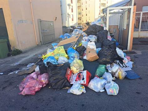 Reggio Calabria Emergenza Rifiuti In Citt Via Reggio Modena Sommersa