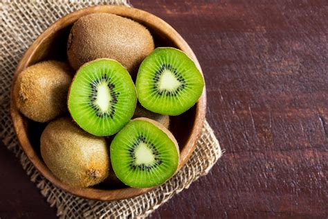 Por qué deberías comer la cáscara del kiwi