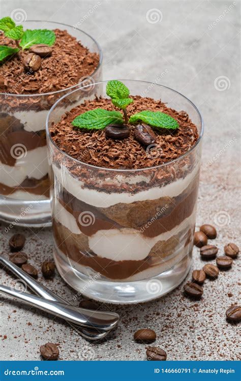 Dos Porciones Del Postre Cl Sico Del Tiramisu En Un Vidrio En Fondo