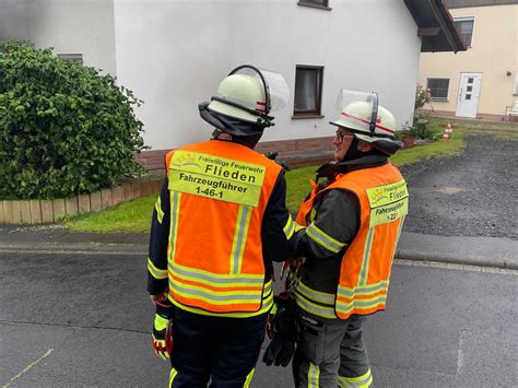 Trockner in Brand geraten Einsatzkräfte gehen mit Atemschutz ins