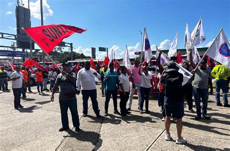 Piquetean La Sede Del Mitradel Por Cierre De Cuentas De Del Suntracs