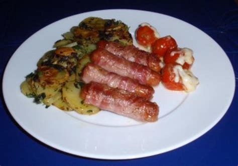 Würstchen im Speckmantel mit Bratkartoffeln und Grilltomaten Rezept