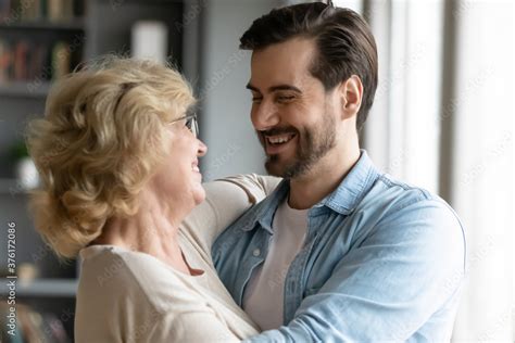 Foto De Close Up Smiling Mature Mother And Adult Son Hugging Standing