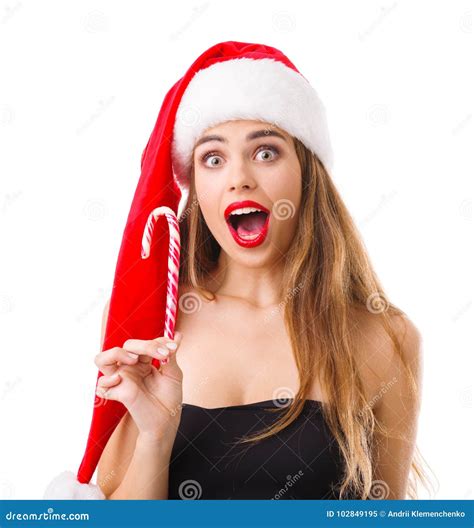 Une Fille Dans Le Chapeau Du ` S Santa De Santa Tient Une Sucrerie Et