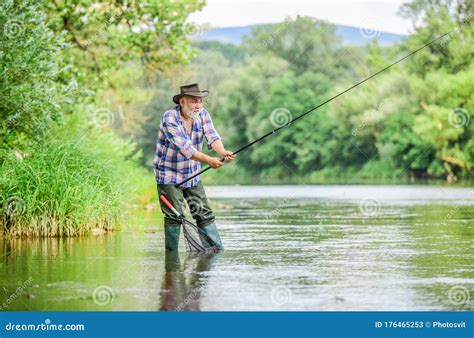 Fin De Semana De Verano Pesca De Altura Pesca Con Mosca Humana