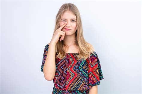 Heureux Jeune Blonde Slave Mettant Le Doigt Sur Son Nez Et Photo Gratuite