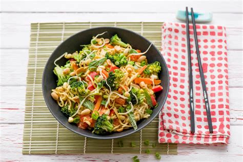 Nicht Nur F R Veggies Cremige Thai Nudel Pfanne Rezept Hellofresh