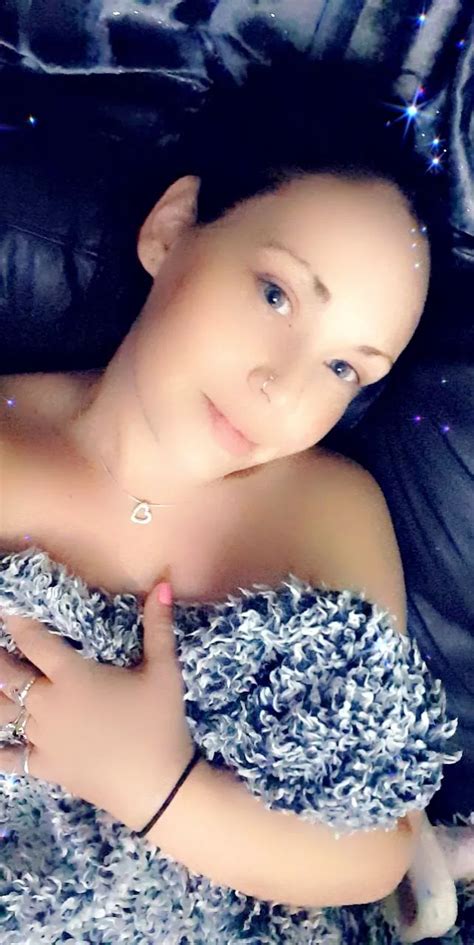 Im Not An Amatuer In Bed Nudes Fuckableamateurs Nude Pics Org