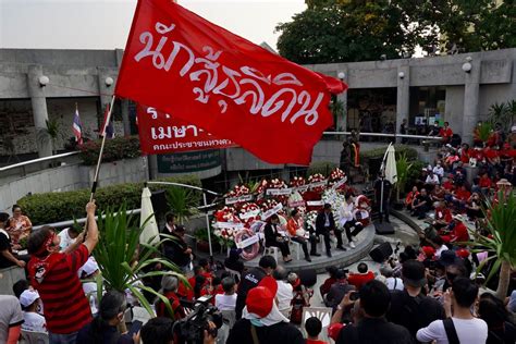 คนเสื้อแดง จัดรำลึก 13 ปี เหตุสลายการชุมนุม พรรคการเมืองร่วมวางหรีดเคารพ พร้อมถก 8 ข้อ คปช