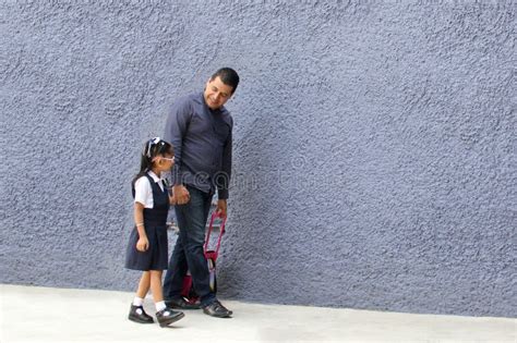 Single Dad Walks To School With His 4 Year Old Brunette Daughter