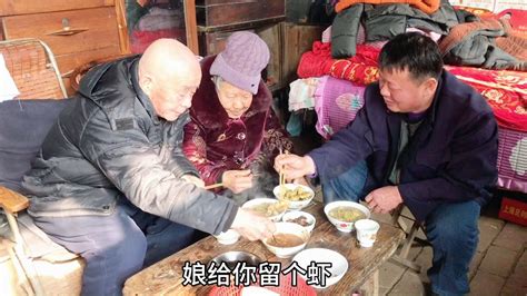 農村80歲大爺兒孫回家過年，炸魚熬菜熱酒陪著喝二兩，看吃的啥飯 Youtube