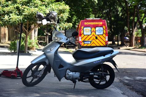 Umuarama Casal fica ferido após colisão entre carro e moto na rua