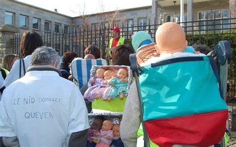 Lorient Personnes Manifestent Pour D Fendre Les Cr Ches Le