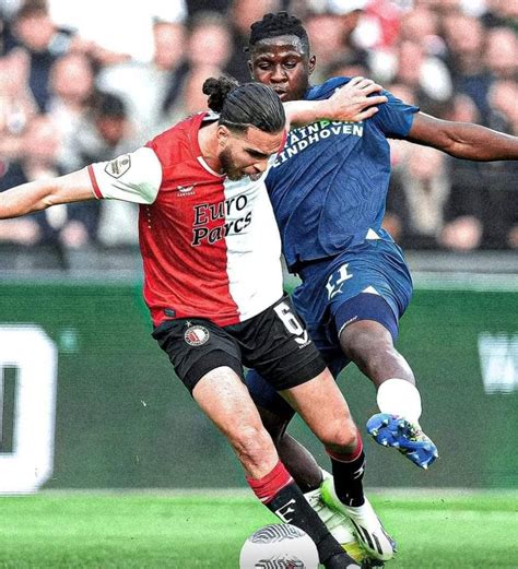 Football Zerrouki Sincline Face Au Psv Rivalite Sport