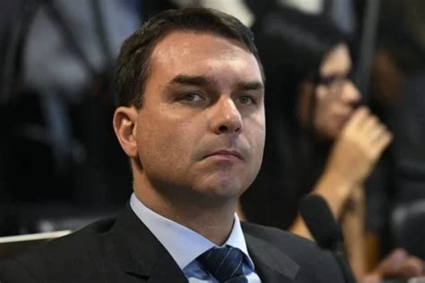 Juiz nega pedido para arquivar investigação contra Flávio Bolsonaro