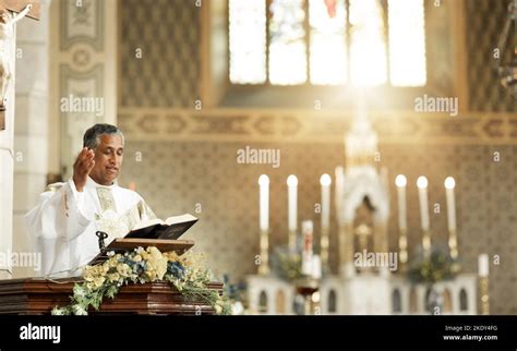 Pasteur sur le podium de l église priant pour la prière de la bible l