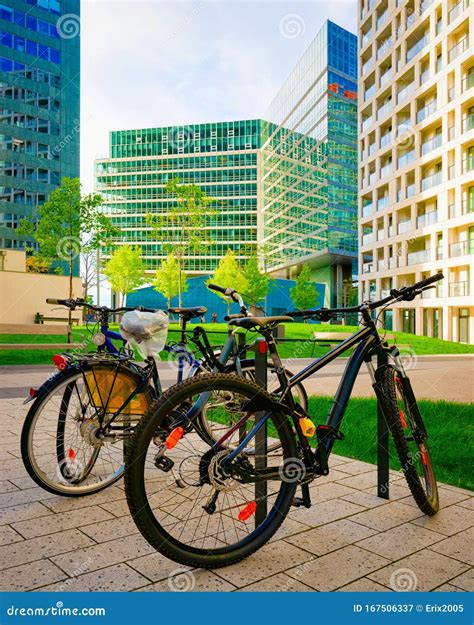 Bicicletas Estacionadas En El Moderno Apartamento Residencial Y