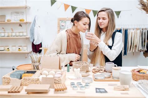 Les Jeunes Femmes Sociales Dans Le Magasin écologique De Choisir Entre